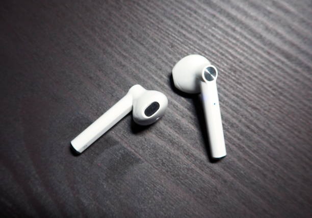 Comparing M95 Translator Earbuds with Other Translation Devices